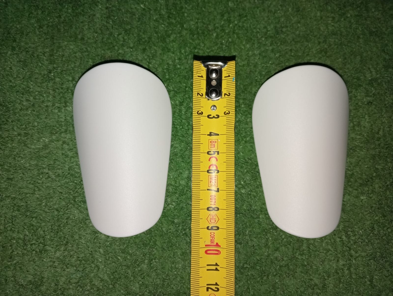 MINI ESPINILLERA PERSONALIZADA - aconsejada para jugador@s aficionados y niños ( 10 cm de alto y 7.5 cm de ancho aproximadamente "en la zona más ancha )