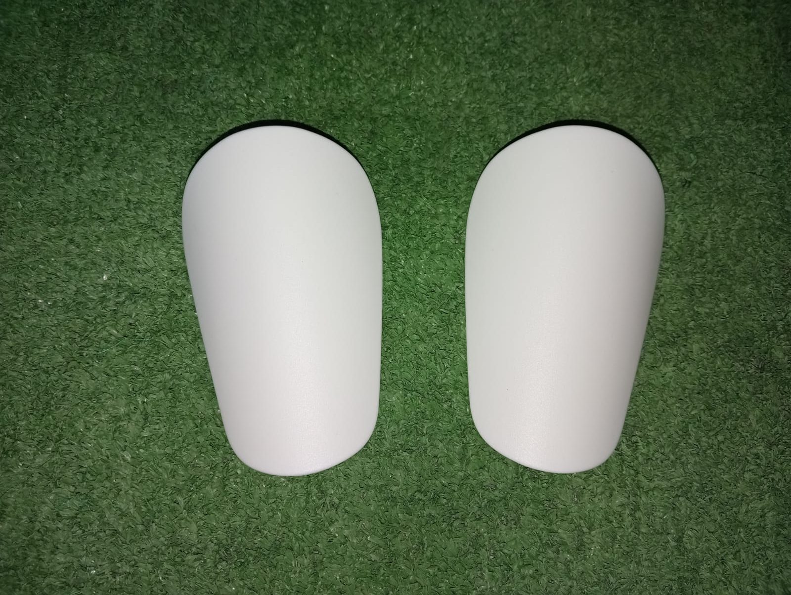 MINI ESPINILLERA PERSONALIZADA - aconsejada para jugador@s aficionados y niños ( 10 cm de alto y 7.5 cm de ancho aproximadamente "en la zona más ancha )